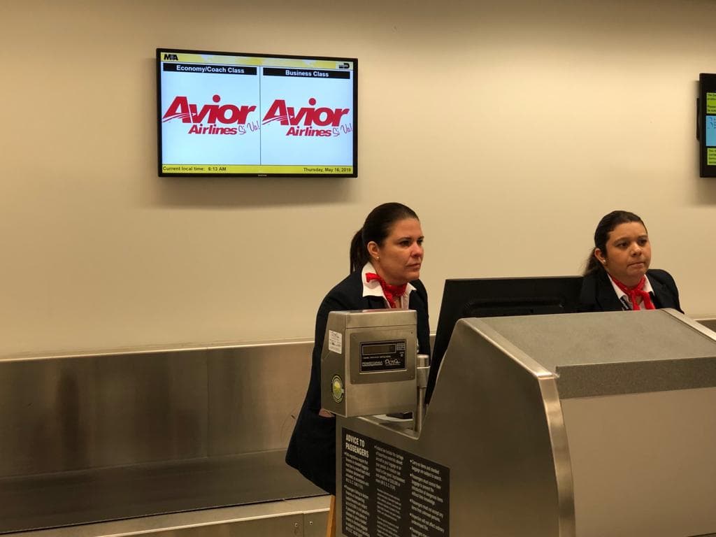 La aerolínea Avior colocó un comunicado en sus redes sociales en el cual le informan a los pasajeros que los vuelos están suspendidos hasta nuevo aviso, sin embargo están evaluando opciones para llevar a las personas a su destino.