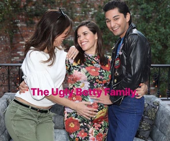 En esta imagen, America escribió: "La familia 'Ugly Betty'", en referencia al seriado dramatizado que lanzó a la fama a la actriz: una adaptacón de la telenovela colombiana 'Yo soy Betty, la Fea", que fue producida en EEUU por la mexicana Salma Hayek.