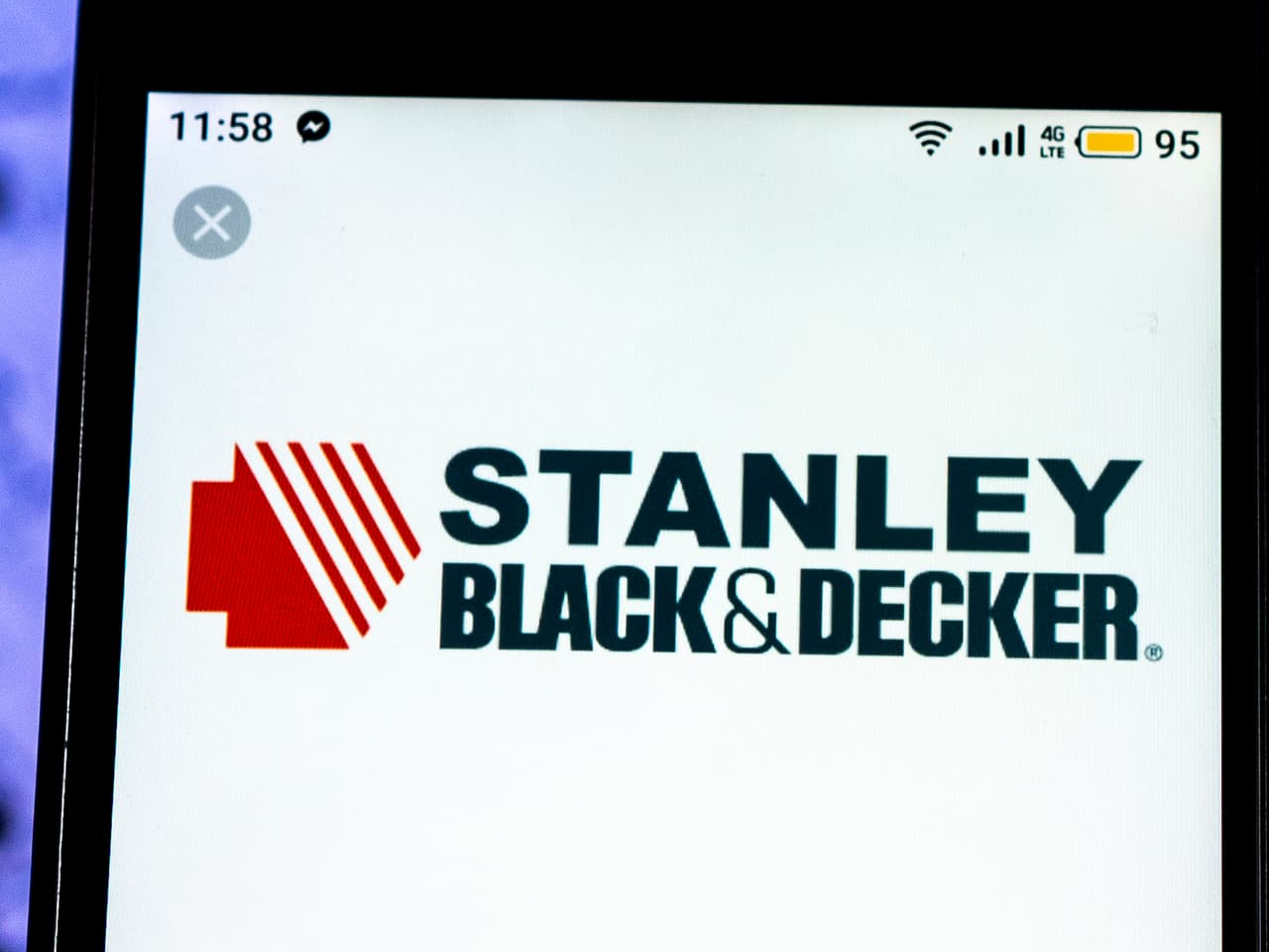 Stanley Black&Decker Inc. es mejor conocido por sus herramientas manuales y eléctricas para sitios de construcción y para hogares, pero la compañía también ofrece soluciones de seguridad electrónica, soluciones para el cuidado de la salud y sistemas de sujeción diseñados. En julio de 2018, marcó su 51º año consecutivo de aumentos.