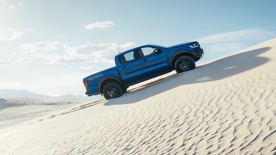 Las imágenes retratan una pickup musculosa y fuerte. 
<b>Preparada para desempeñarse en terrenos rudos. </b>De hecho durante su preparación se pensó en terrenos arenosos y con dunas.