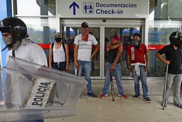 Los manifestantes protestan por los 43 estudiantes desaparecidos en Iguala y aseguraron que no permitirían la entrada ni salida de los pasajeros y trabajadores durante tres horas.