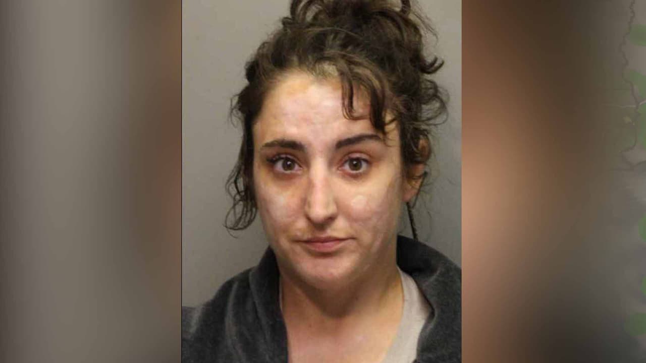 Buscan a sospechosa de abandonar a dos menores en el Motel 6 al norte de Houston 