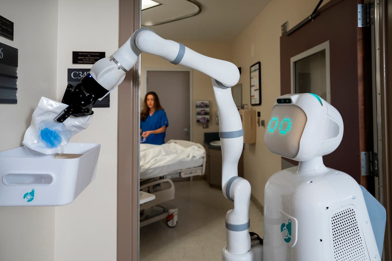 <b>Moxi, un asistente del equipo médico.</b> Este robot se incorporó al hospital Medical City Healthcare de Texas en febrero de 2020, poco antes de que EEUU comenzara a enfrentarse a la pandemia. Está diseñado para reducir la carga de trabajo del personal, entregando y recogiendo suministros y trasladando muestras de laboratorio.
<a href="https://www.univision.com/noticias/salud/mapa-actualizado-del-coronavirus-cifras-de-casos-confirmados-y-fallecidos"><u>Vea aquí nuestro mapa actualizado del coronavirus: cifras de casos confirmados y fallecidos</u></a>
<br>