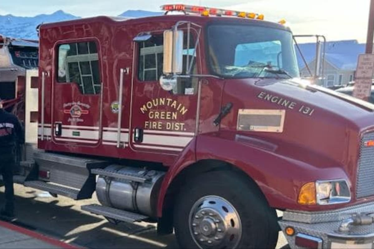 Voluntarios del Departamento de Bomberos de Mountain Green acudieron a Trappers Loop por accidente automovilístico.