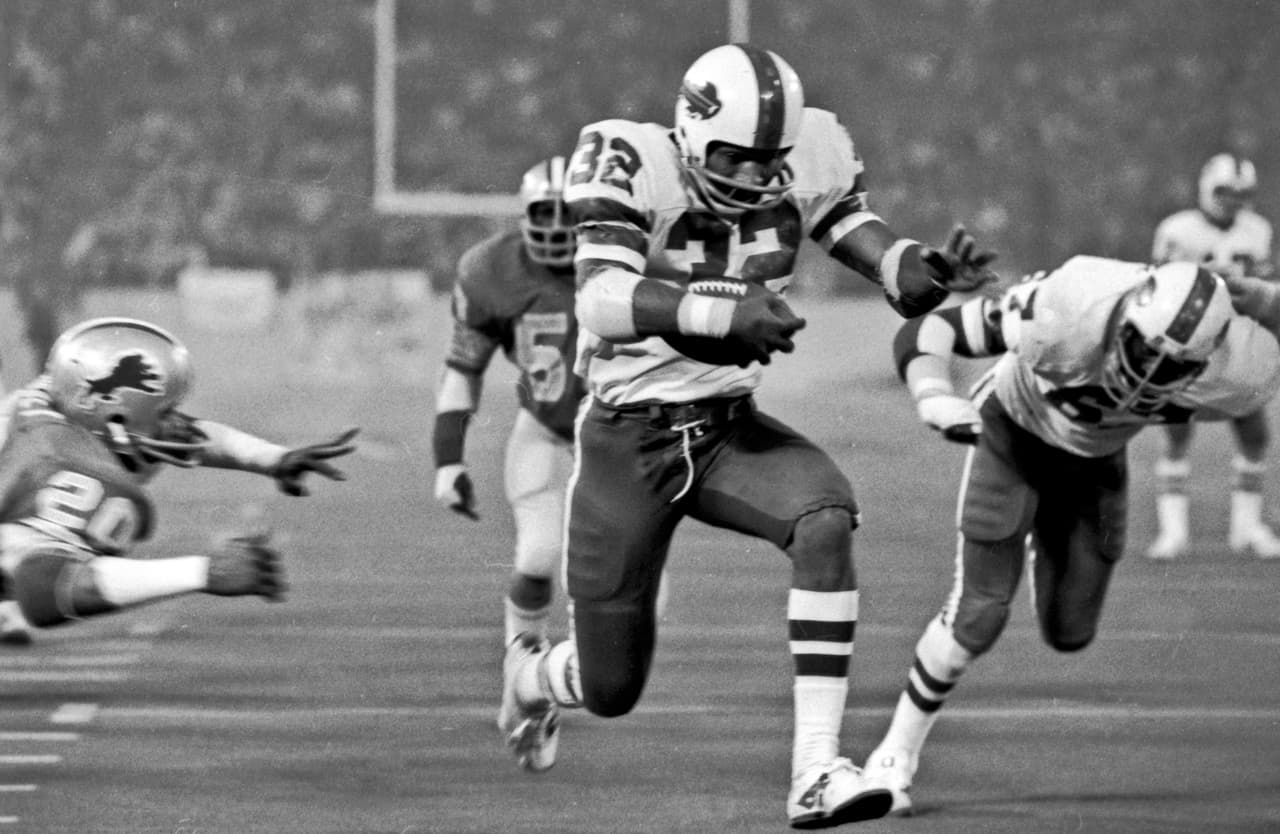 1976 - Los Buffalo Bills tuvieron en un partido la mejor y la peor actuación ofensiva en Thanksgiving. O.J. Simpson se encargó de pasar a la historia con 273 yardas por tierra, récord en un partido. Sin embargo, los Bills generaron 29 yardas por pase y perdieron el partido.