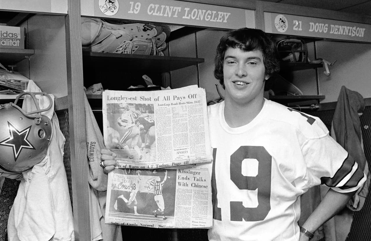1974 - Un desconocido quarterback llamado Clint Longley logró la hazaña de levantar a los Dallas Cowboys de una desventaja 16 - 3 para ganarle a los Washington Redskins. Longley entró por el lesionado Roger Staubach. La jugada clave fue el pase profundo a Drew Pearson para el touchdown de la diferencia.