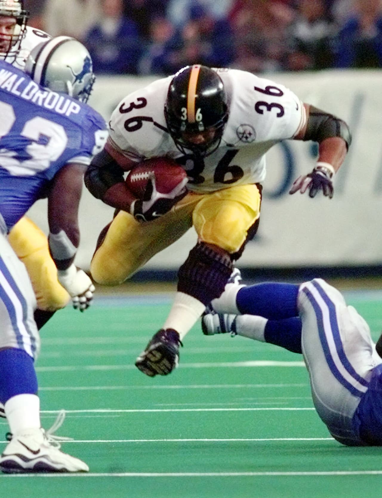 1998 - La controversia del volado en el tiempo extra entre Pittsburgh Steelers y Detroit Lions. El árbitro Phil Luckett argumentó que Jerome Bettis pidió las dos opciones en el aire. Luckett le dio el balón a los Lions que ganaron con gol de campo. Desde entonces se les pide a los capitanes pedir antes de que la moneda sea lanzada.