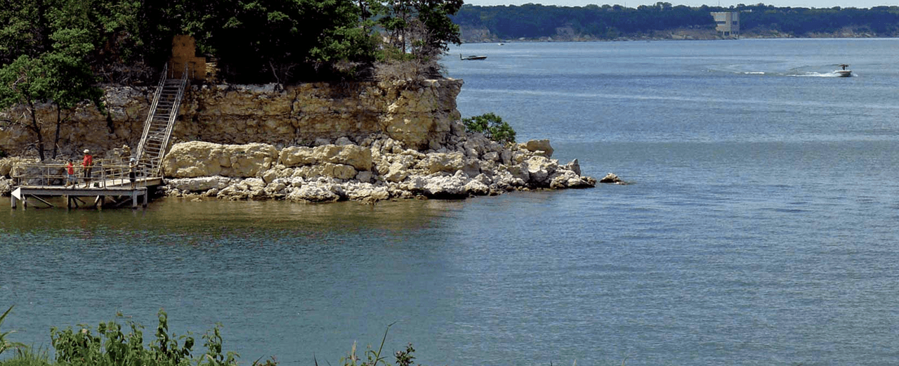 <a href="https://www.univision.com/local/dallas-kuvn/sin-planes-para-el-verano-estos-parques-del-norte-de-texas-pueden-ser-una-opcion-para-disfrutar-con-tu-familia-video">Los visitantes pueden nadar y pescar</a> en el parque ubicado en el: 50 Park Road 20, Denison, TX 75020-4878.
<br>
<br>El precio de entrada es: Adultos: $ 5 diarios, niños menores de 12 años entran gratis, y el parque abre a diario de 8 am a 5 pm. También hay campamentos, refugios, cabañas y habitaciones disponibles en el área.
<br>