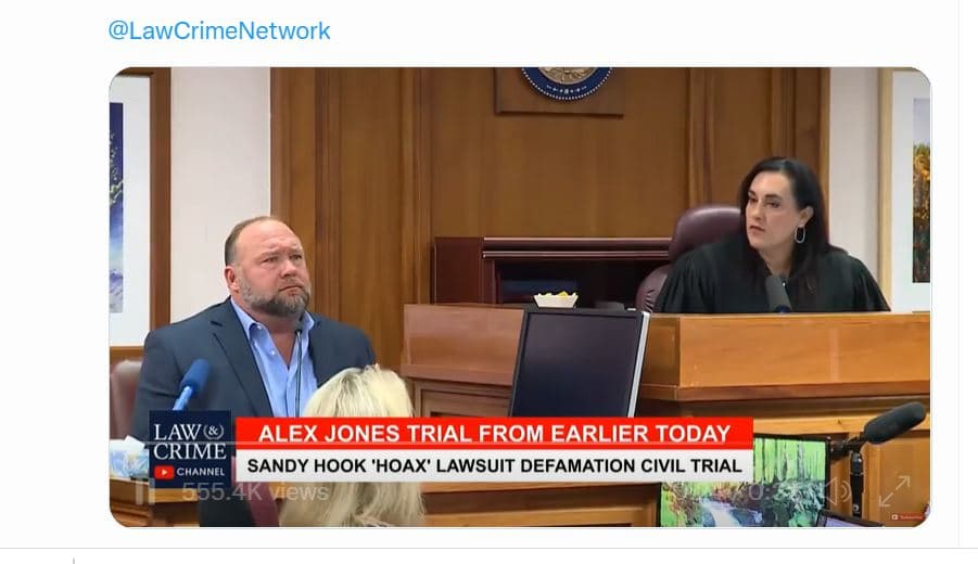 Alex Jones puso cara de sorpresa cuando se enteró de que sus registros telefónicos habían sido entregados accidentalmente a los padres que le demandan por mentir sobre la masacre de la escuela Sandy Hook.