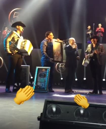 Se les entregó un reconocimiento por las altas ventas de su disco 'Guerra de poder', otro por más de 2 billones de reproducciones en su canal de videos y por último, un reconocimiento especial a Edén Muñoz, quien fue reconocido como compositor del año 2018.