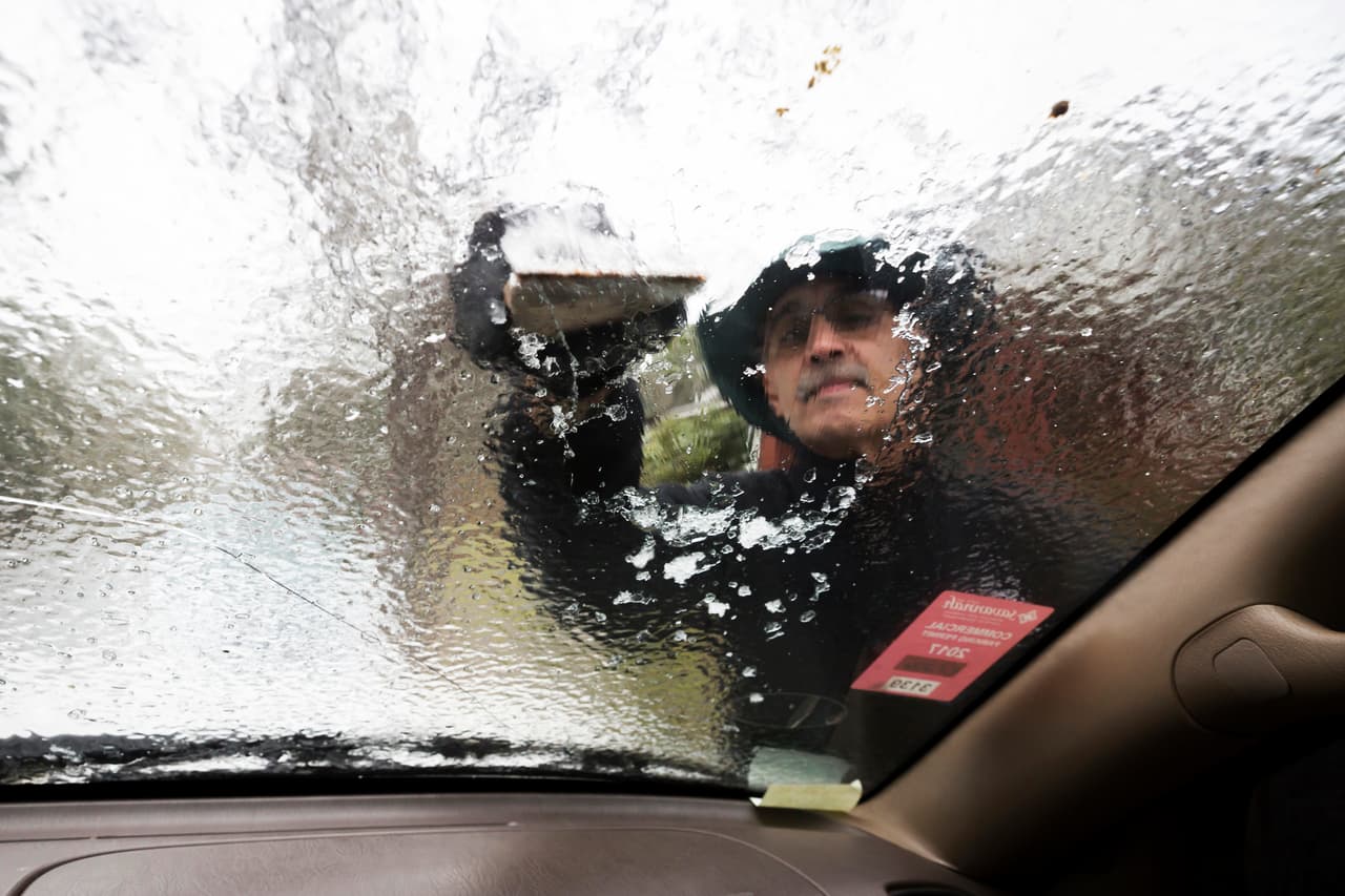 Centro de Texas amanece con temperaturas congelantes y los carros amanecen con capas de hielo