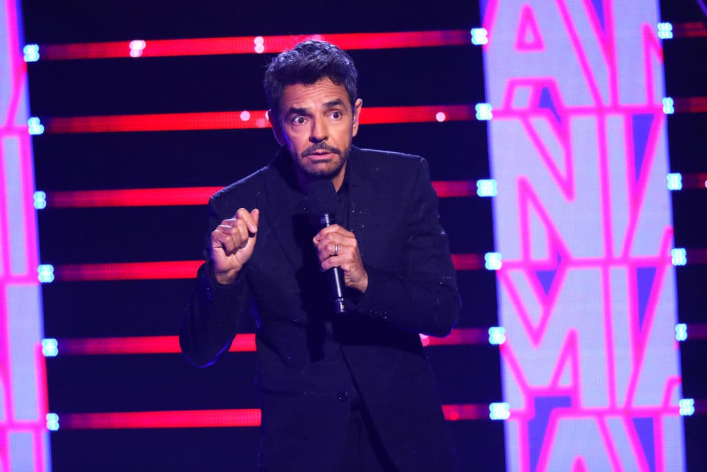 Derbez continuó con la recreación de una supuesta conversación:
<br>— Ale, ¿y mi papá? 
<br>— Ya se fue de viaje, a trabajar.
<br>— Ah, perfecto, vénganse a la casa o ármense la albercada. Vamos a convivir.