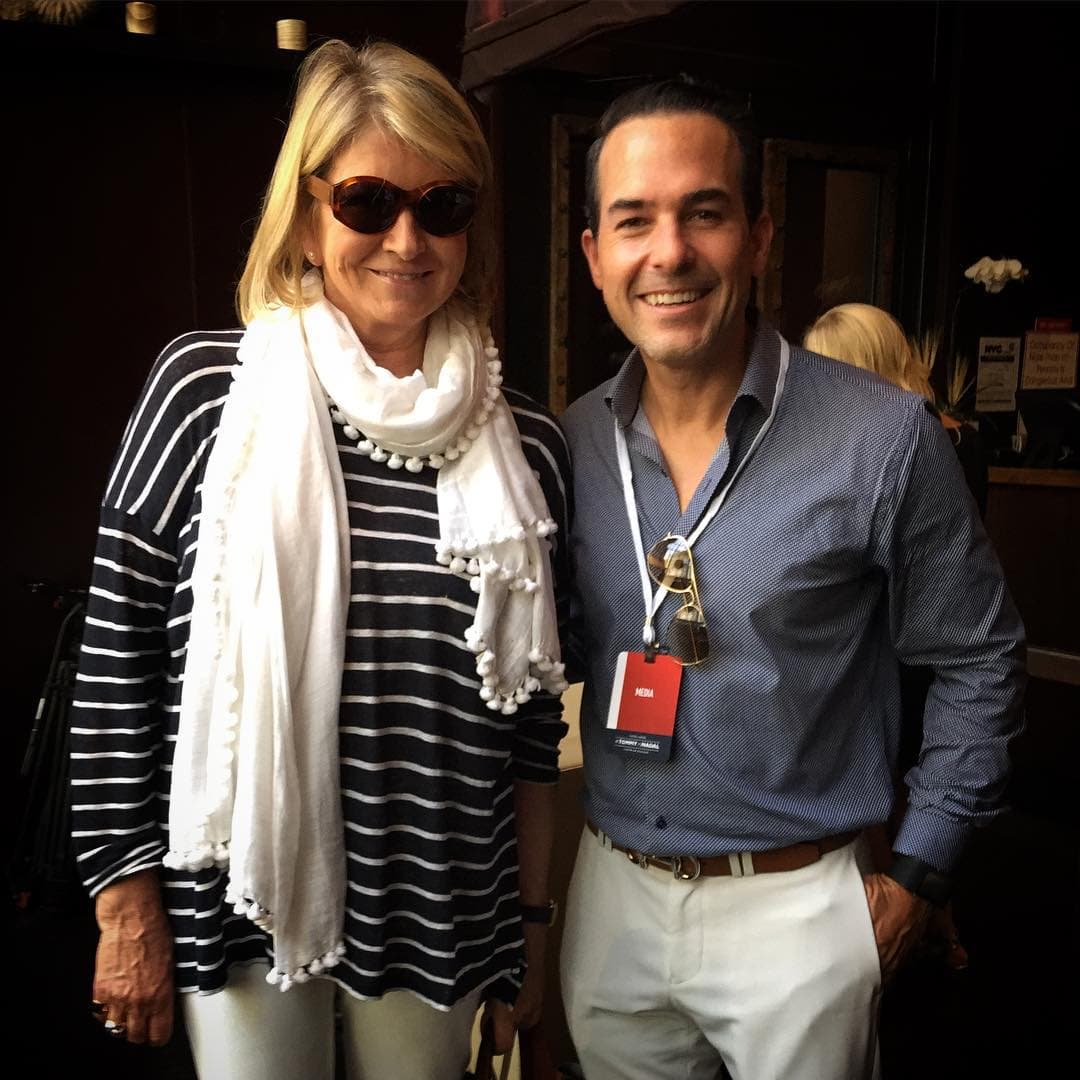 Carlos se ha tomado fotos con varias celebridades, aquí con Martha Stewart.