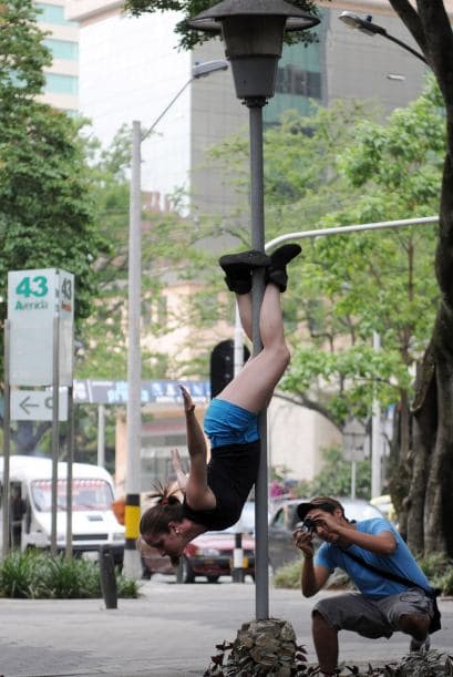 Se trata de practicantes del polémico baile del tubo.