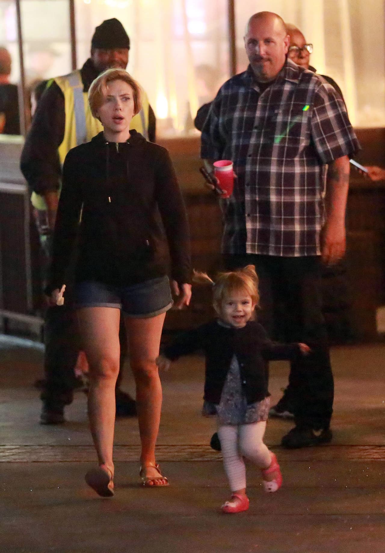Scarlett llegó al trabajo con su hermosa hija.