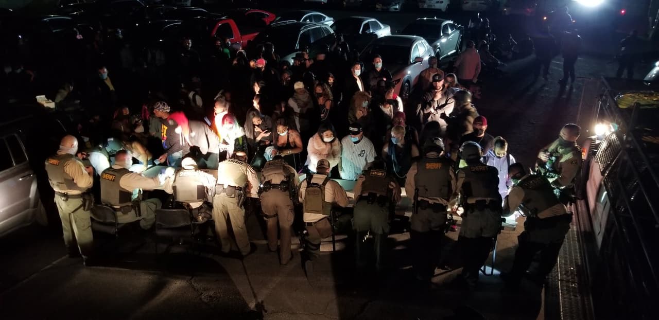 El alguacil del condado de Los Ángeles, Alex Villanueva, ha dicho en varias oportunidades que “es una flagrante violación a la orden de salud de la oficina del gobernador”.