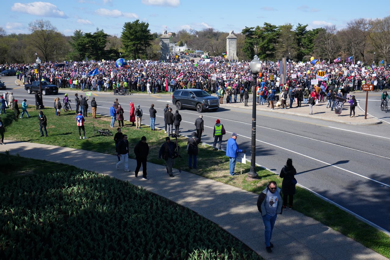 Más de 3,000 protestas del movimiento “No Kings” se realizan este sábado en todo el país, reflejando el descontento de miles de personas frente a las políticas del presidente Donald Trump.
<br>Temas como la migración, los presuntos abusos de poder estatal y el manejo político del país figuran entre las principales razones de la movilización, junto con el rechazo a una operación militar en Medio Oriente.