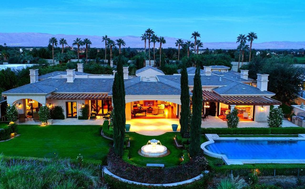 <b><a href="https://www.univision.com/famosos/yo-no-se-lo-que-pasa-por-su-cabeza-kim-kardashian-habla-del-trastorno-bipolar-que-padece-kanye-west-fotos">Kim Kardashian y Kanye West</a></b> estarían en negociaciones para adquirir esta lujosa casa de vacaciones en Palm Springs, en el desierto de California.