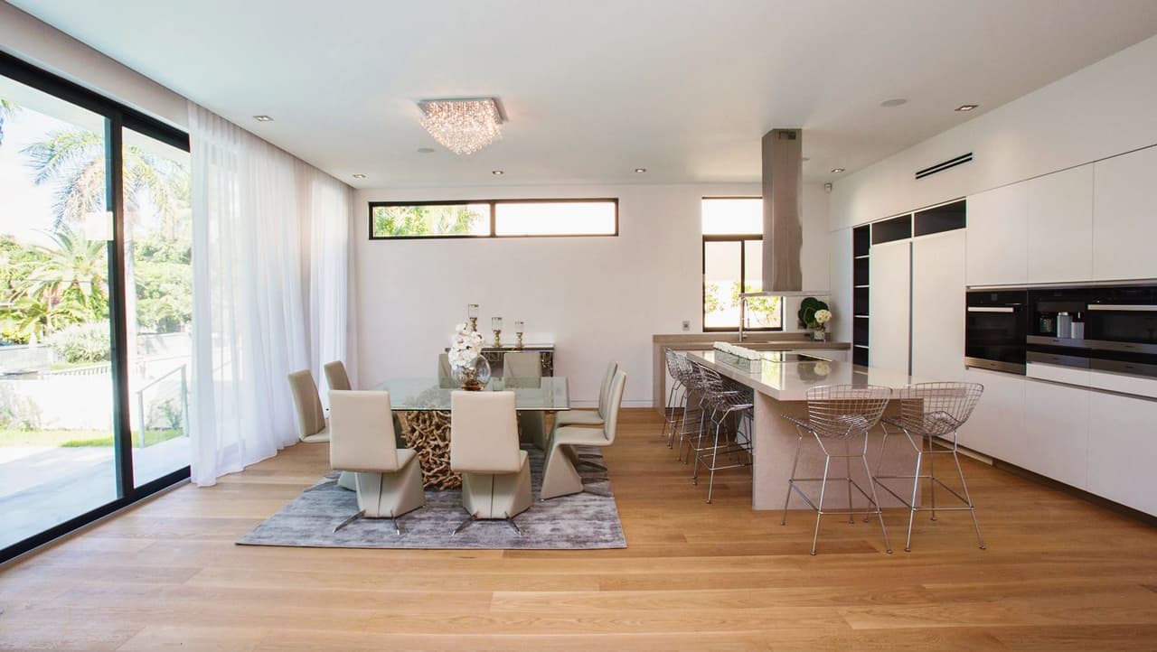 Aunque parezca que la estética de la cocina puede romperse en cualquier momento,
<b> todos los electrodomésticos están estratégicamente guardados</b> para que el orden de la sala prevalezca.