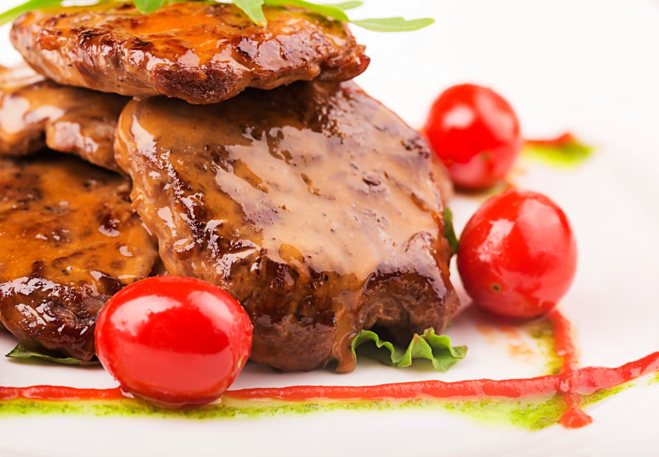 Salsa para carnes. Esta receta es de la más fáciles de preparar ten a la mano; 1/2 litro de crema de leche, 1/2 taza de aceto balsámico, 1/2 taza mostaza, 1 taza de queso feta y pimienta.