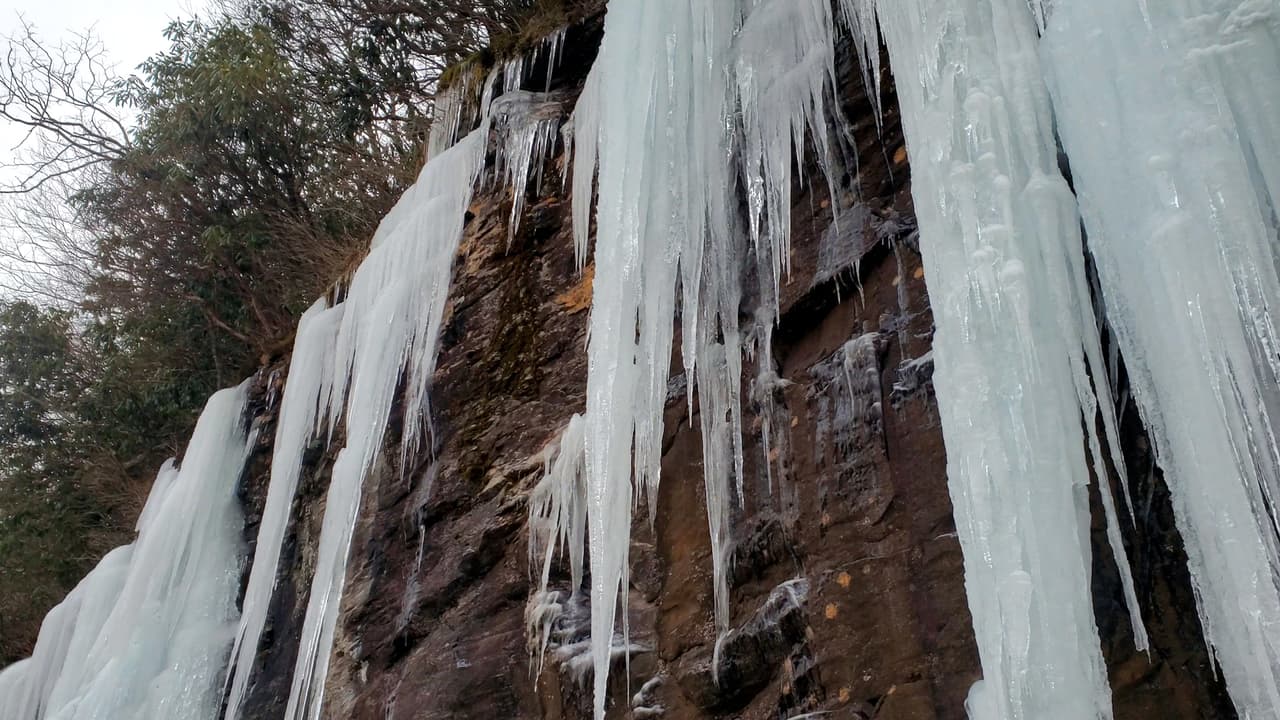El agua en esta región se acumula y congela en la ladera de la montaña.