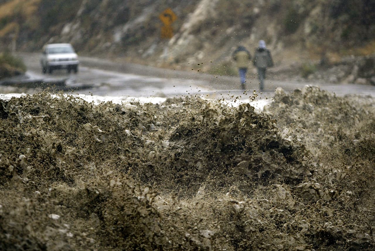 Las primeras lluvias de octubre de 2004 en las zonas afectadas por incendios durante el verano causaron deslaves y torrenteras que afectaron a áreas próximas a las montañas del sur de California, como Rancho Cucamonga.