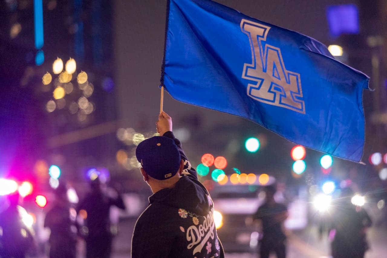 La policía informó que un vehículo autónomo fue vandalizado por manifestantes y que varios automóviles realizaron maniobras peligrosas, como derrapes, en avenidas del barrio de Pacoima.