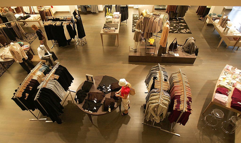 <b>Chicago Premium Outlets</b>
<br>Es un mall donde podrás encontrar gran cantidad de tiendas para todos los presupuestos como Adidas, Aeropostal, Gap, Guess, Levi's, Nike y muchas más. la mayoría abre de 9 de la mañana a 9 de la noche, también ofrece variedad de entretenimiento y restaurantes para comer. Este centro comercial se ubica en 1650 Premium Outlet Blvd, Aurora.