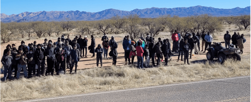 Agentes del Sector Tucson encontraron 112 migrantes cerca de San Miguel, Arizona, todos originarios de países centroamericanos. Del grupo, 70 eran menores no acompañados. Todos los migrantes fueron transportados y procesados de acuerdo con las pautas vigentes, informó la Patrulla Fronteriza.