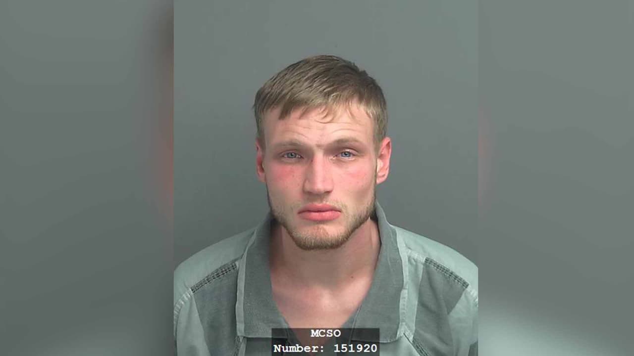 James David Blythe es buscado por las autoridades como sospechoso de agresión y estrangulamiento contra un familiar.