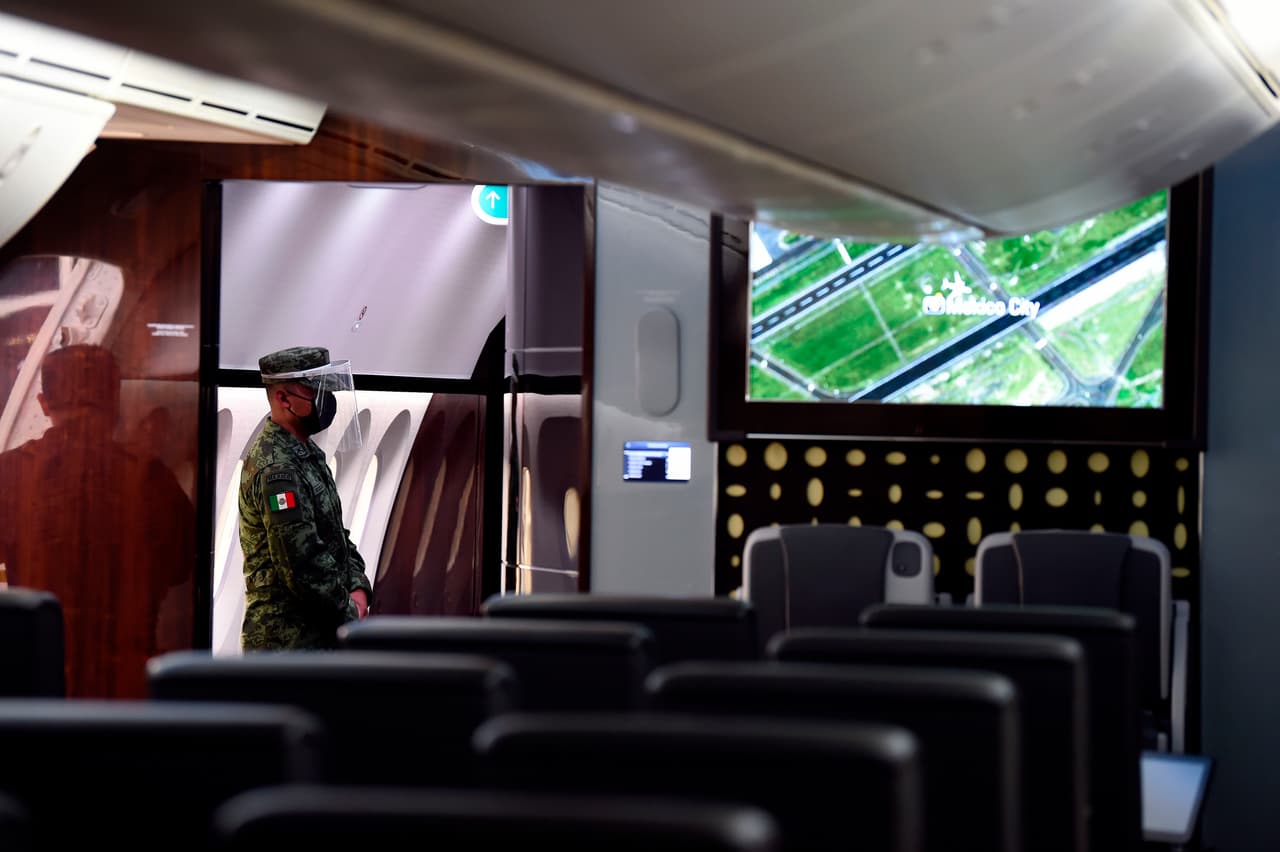 La última área, menos pomposa pero con las mismas sillas de piel y un escudo con el templo de Chichen Itzá, 
<b>tiene una capacidad para 42 personas y estaba destinada a la prensa que acompañaba al presidente en sus viajes.</b>