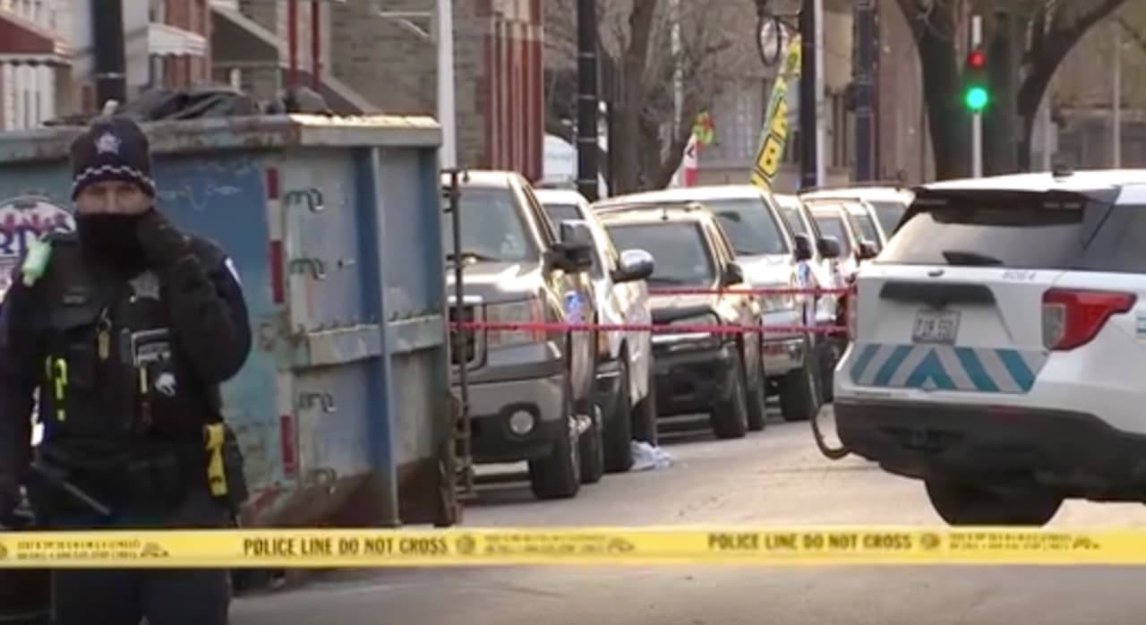 Le disparan más de 20 veces a hombre en estacionamiento de tienda de comestibles en Chicago