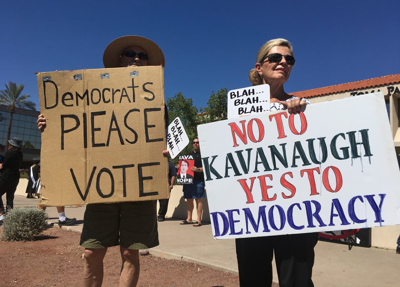 Algunos manifestantes también protestaron frente a la oficina del senador Jeff Flake en 
<b>Phoenix, Arizona.</b>