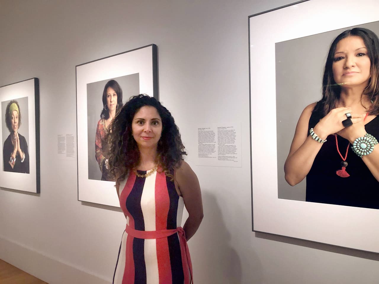 Hace 6 años, la puertorriqueña 
<b>Taína Caragol</b> fue contratada como la primera comisaria de arte y cultura latina de la 
<b><a href="https://npg.si.edu/es" target="_blank">Galería Nacional de Retratos de Washington DC</a></b> con el objetivo de arrojar luz sobre la historia de los latinos en el país. "Los latinos no somos un grupo monolítico. Somos un grupo compuesto de distintas culturas y con distintas experiencias de EEUU, algunas de ellas que datan de siglos", le dice a Univision Noticias. Entre las imágenes que reflejan esa diversidad están estas tres fotografías de la serie 'Latino List' de Timothy Greenfield-Sanders que retratan (de izquierda a derecha) a 
<b>la gestora cultural boricua de Nueva York Marta Moreno Vega, la periodista mexicana María Hinojosa y la escritora chicana Sandra Cisneros.</b>
<br>