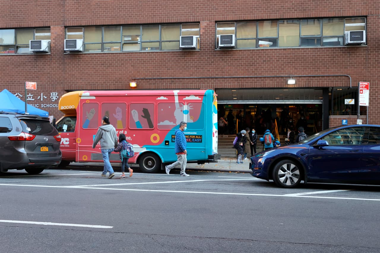 Esta campaña de vacunación se da en medio de 
<a href="https://www.univision.com/local/nueva-york-wxtv/segunda-escuela-de-queens-nyc-cierra-esta-semana-por-un-brote-de-covid-19" target="_blank">brotes de covid-19 en escuelas</a> de Queens.