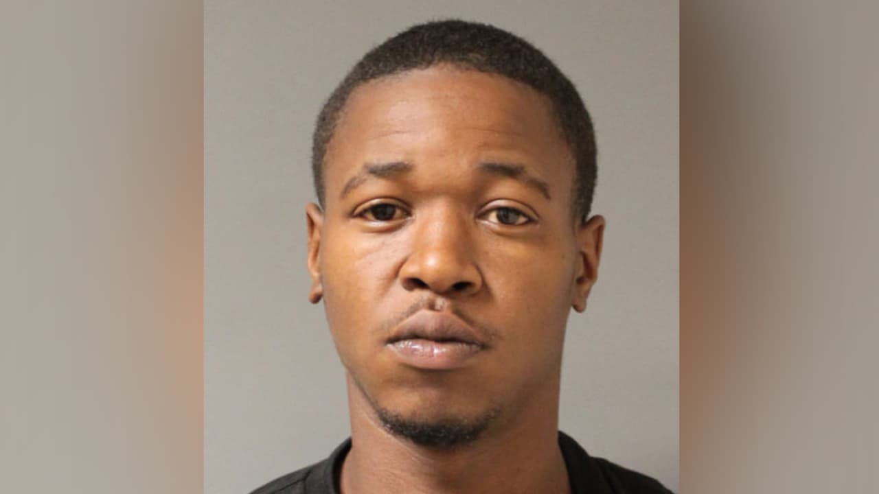 Darnell Hayes - fue arresatado por posesión de un arma durante el operativo.