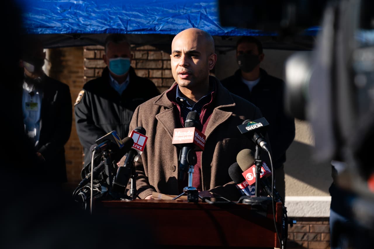 Durante una conferencia de prensa a la 1:00 p.m, los funcionarios de Departamento de Bomberos del condado de Hall dijeron que había una fuga de nitrógeno líquido en la instalación.