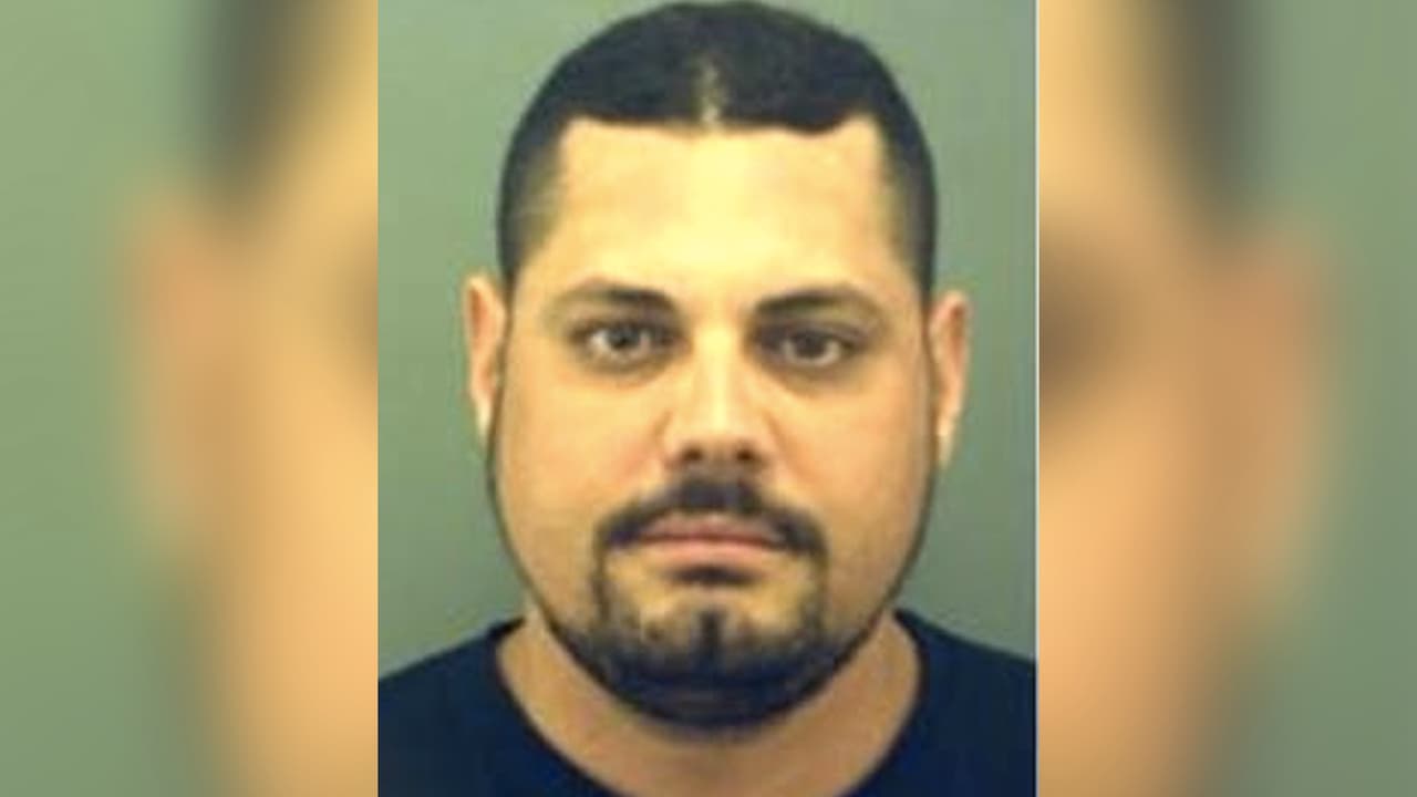 Un agente de ICE fue arrestado en Texas bajo cargos de asalto agravado tras atacar a dos personas