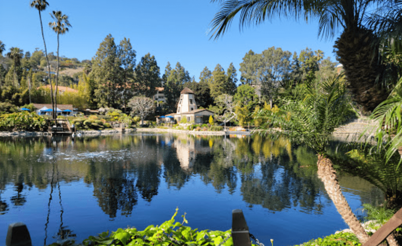 <b>Self Realization Garden:</b>
<br>Si buscas escapar de la rutina y el ruido de la ciudad, este oasis espiritual muy cerca del mar. El lugar tiene 10 acres con exuberantes jardines, un gran lago alimentado por un manantial enmarcado por laderas naturales y una variedad de flora y fauna.
<br>Dirección: 17190 Sunset Blvd. Pacific Palisades, California