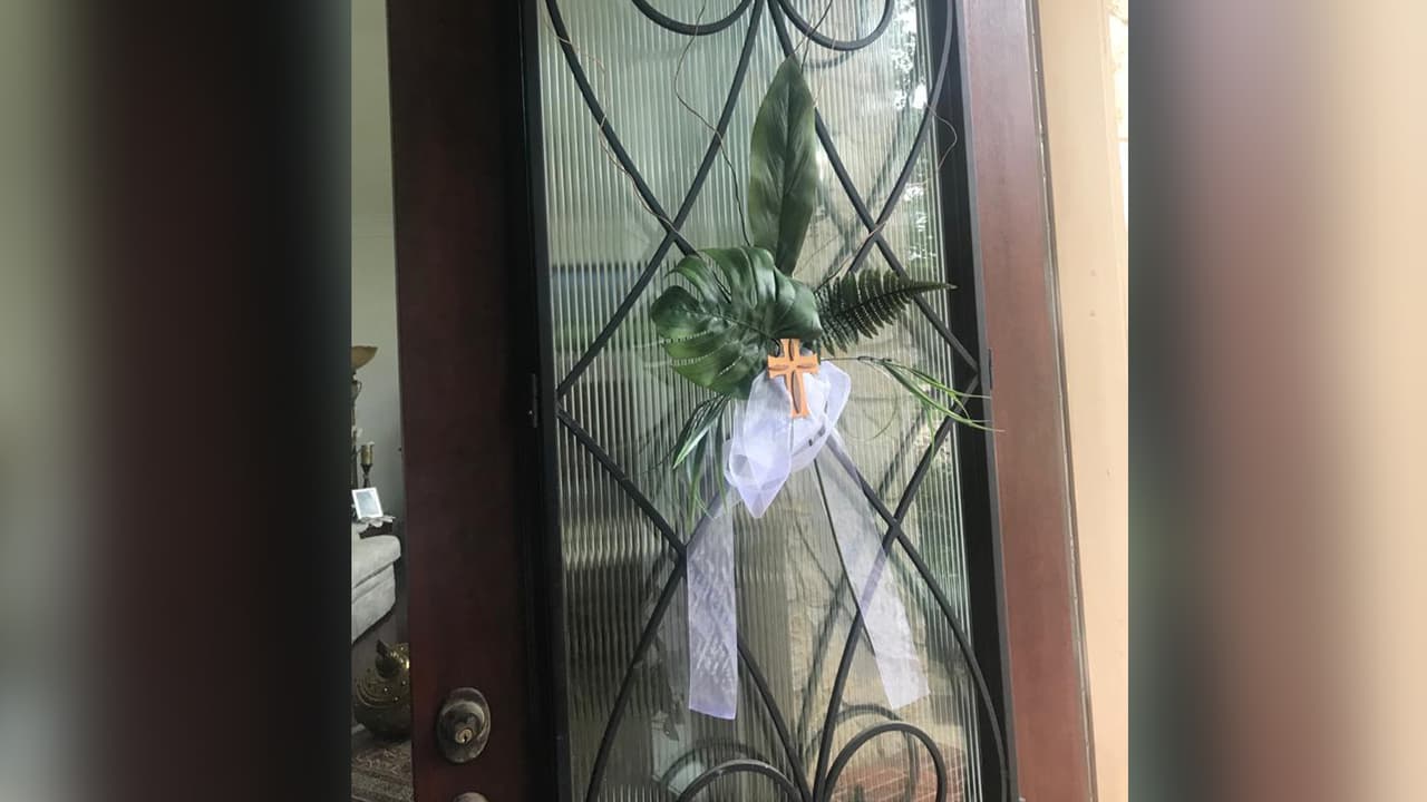 A lo largo de la ciudad se ven puerdas decoradas.