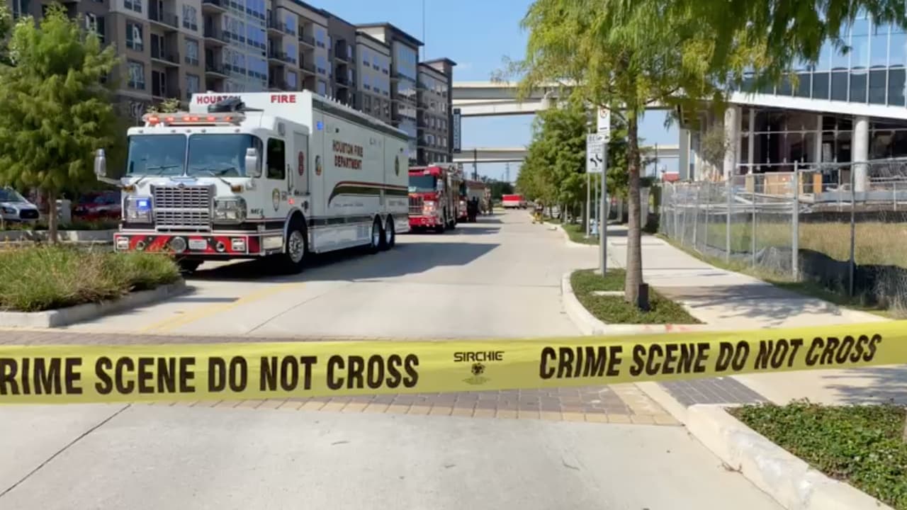 Oficiales han indicado que el daño a las escaleras ocurrió entre los pisos 13 y 15 pero se derrumbó hasta el primer piso. se desconoce la causa del colapso hasta el momento.