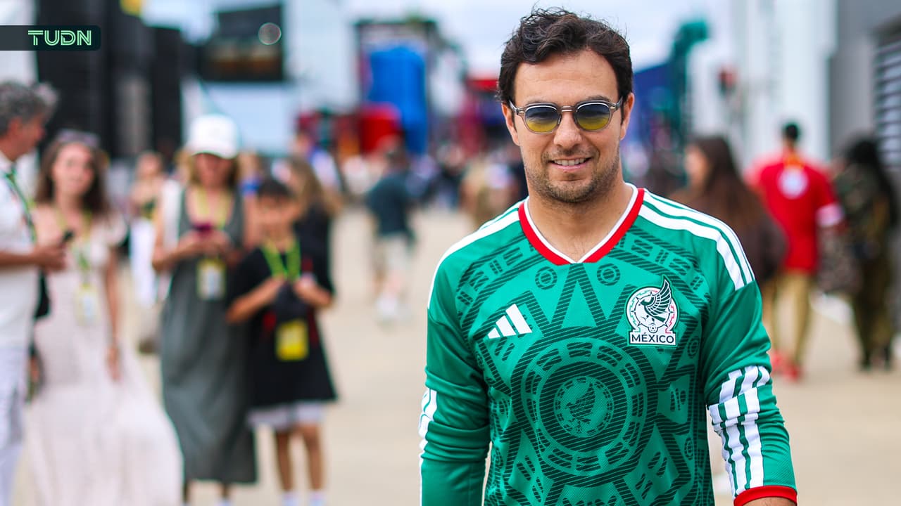 ¡Qué tamaños! Checo llega con jersey de México y desafía a toda Inglaterra