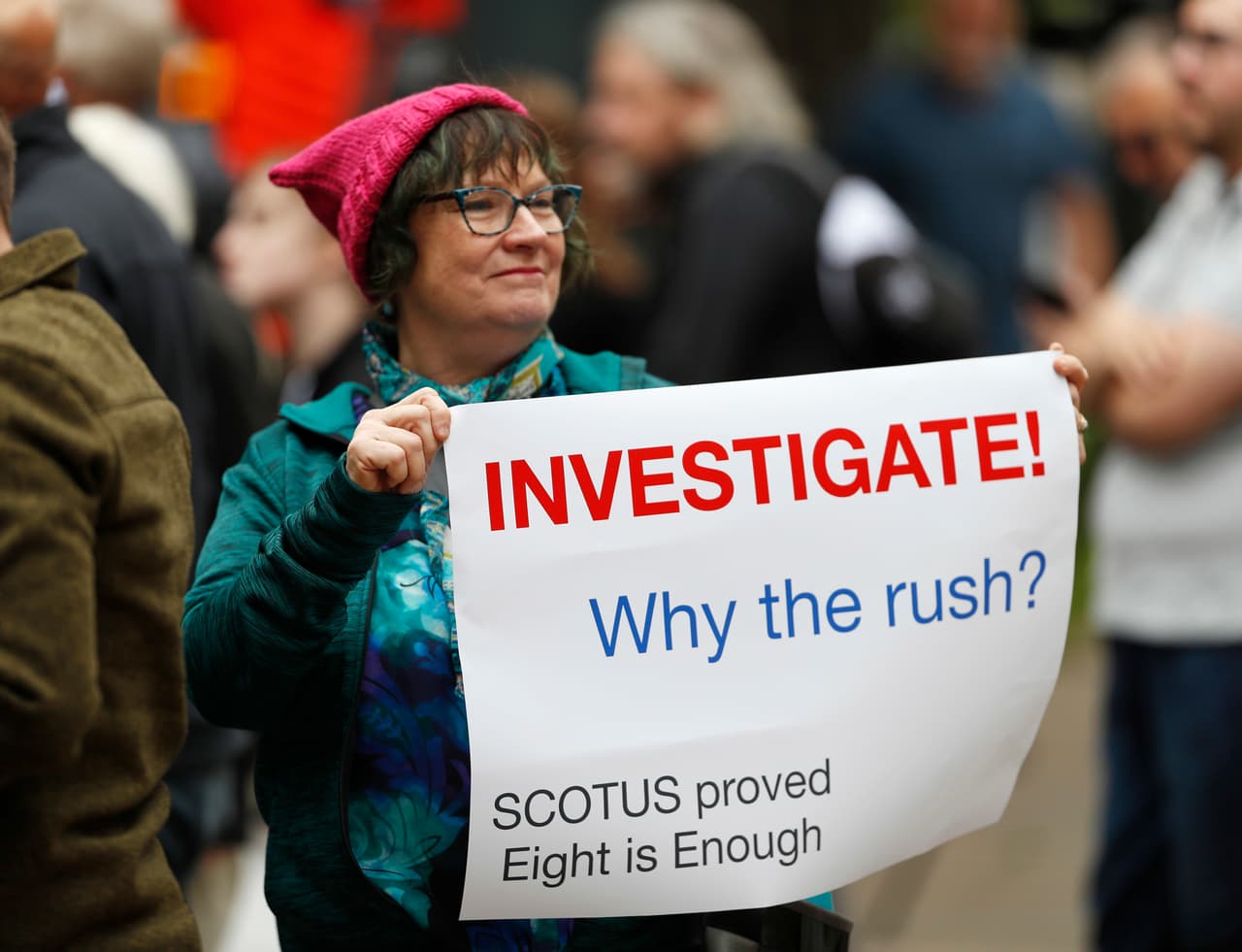 <b>"¡Investiguen! ¿Por qué el apuro?”,</b> se lee en la pancarta de una manifestante en 
<b>Denver, Colorado.</b> Las protestas contra la confirmación de Kavanaugh en el Senado, prevista inicialmente para este sábado, se han propagado por varias ciudades.