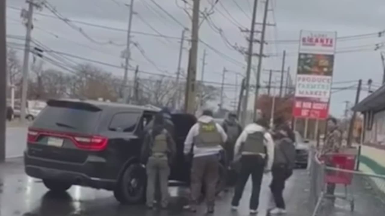 En video: Hombre es detenido por agentes de Inmigración en Camden, Nueva Jersey