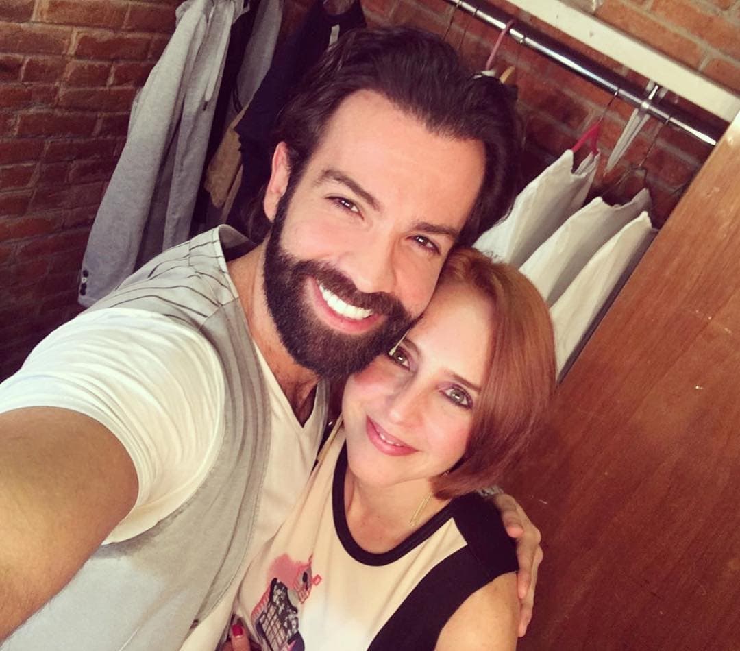 Hace unas semanas Diego de Erice terminó su relación sentimental con la también actriz
<b> Irán Castillo</b>. Ambos se conocieron cuando formaron parte del elenco de la telenovela ‘El bienamado’, sin embargo fue gracias al montaje de ‘Como quieras ¡perro ámame!’, que hubo un mayor acercamiento entre ellos.