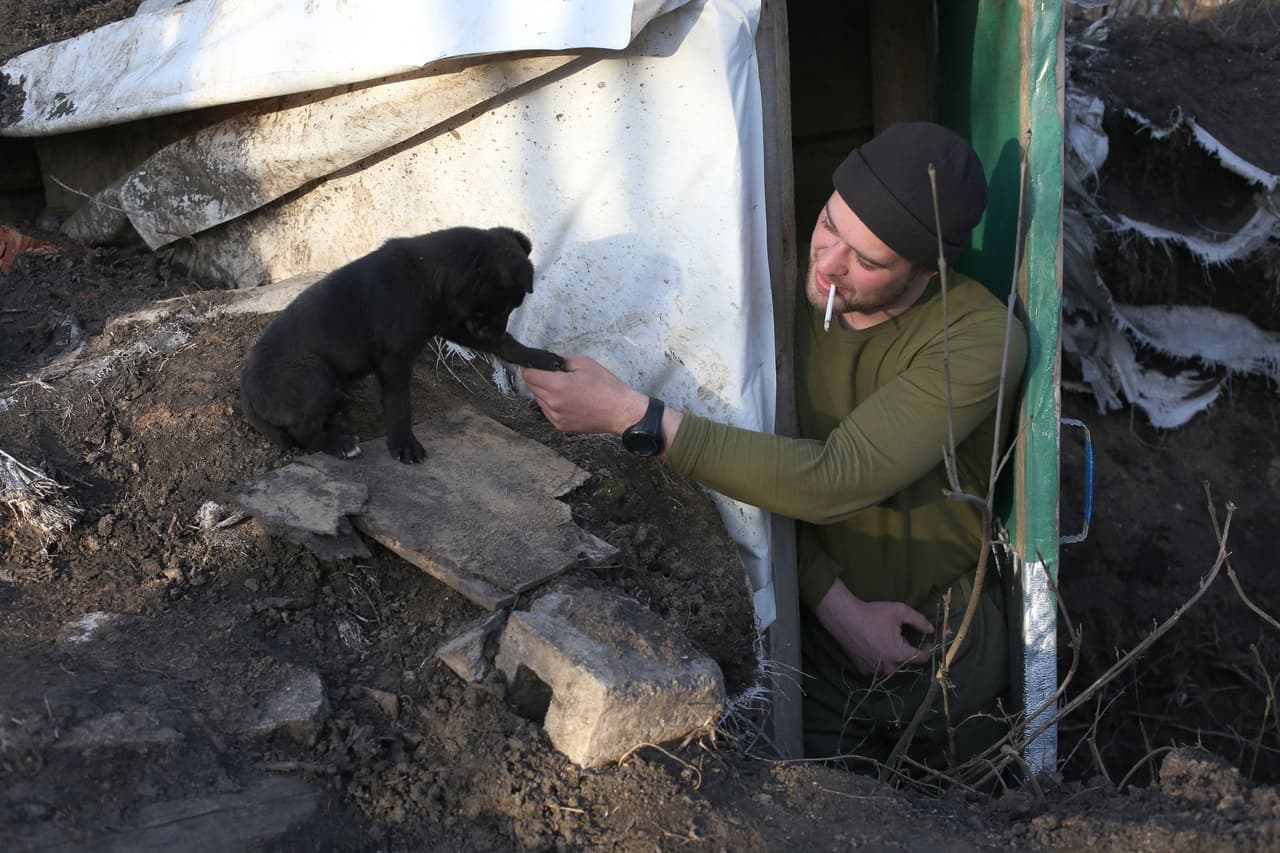 La presencia de rusoparlantes en la región está relacionada con el gran número de trabajadores rusos enviados allí después de la Segunda Guerra Mundial, durante el periodo soviético.
<b>La guerra entre los separatistas y Kiev ha dejado más de 14,000 muertos. </b>
<br>
<br>El conflicto entre las fuerzas ucranianas y los separatistas estalló hace ocho años, a raíz de
<a href="https://www.univision.com/noticias/mundo/conflicto-rusia-ucrania-estados-unidos-invasion-otan-fotos">la anexión de la península de Crimea por parte de Rusia</a>. Su independencia, proclamada en referéndum, no es reconocida por la comunidad internacional.