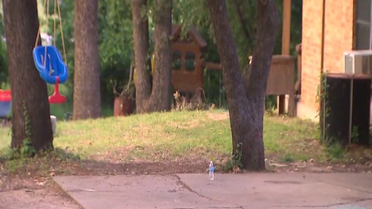 Mueren dos niños por exceso de calor tras quedar atrapados dentro de un automóvil en Texas