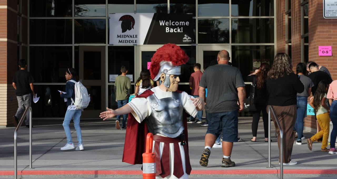 <b>Midvale Middle</b> también abrió sus puertas con emoción. El distrito escolar de Canyons cuenta con 
<b>31 </b>escuelas primarias, 
<b>11 </b>secundarias y un preescolar.
