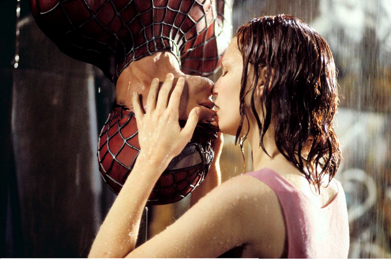 <b>Kristen Dunst y Tobey Maguire: 'Spiderman' (2002)</b>
<br>
<br>Peter Parker (Maguire) vive con sus tíos, Ben y May Parker, en Queens. Todo transcurre con normalidad hasta que es mordido por una "súper-araña", que le otorga poderes sobrehumanos. Está enamorado de Mary Jane Watson (Dunst), con quien protagonizó 
<b>uno de los besos más recordados</b> de las películas de superhéroes. El director de la película Sam Raimi recordó lo "escalofriante" que fue filmar este escena: aunque ninguno de los dos actores se quejaron del frío, "Kirsten Dunst siempre estaba temblando", publicó 
<a href="https://editorial.rottentomatoes.com/article/most-memorable-movie-moments-spider-man-upside-down-kiss/" target="_blank">Rotten Tomatoes</a>.