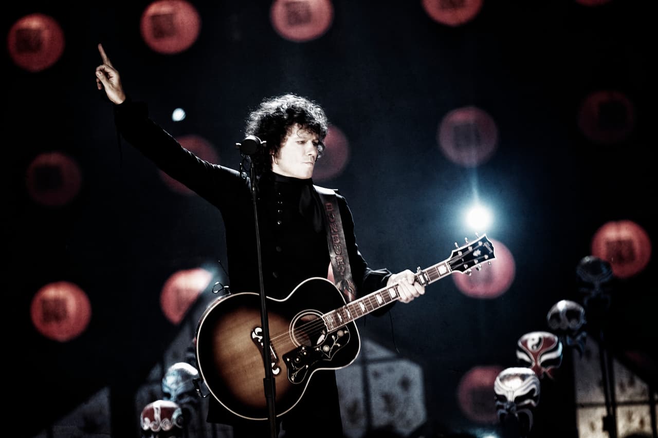 Enrique Bunbury, el gran superviviente del rock comparte sus mutaciones